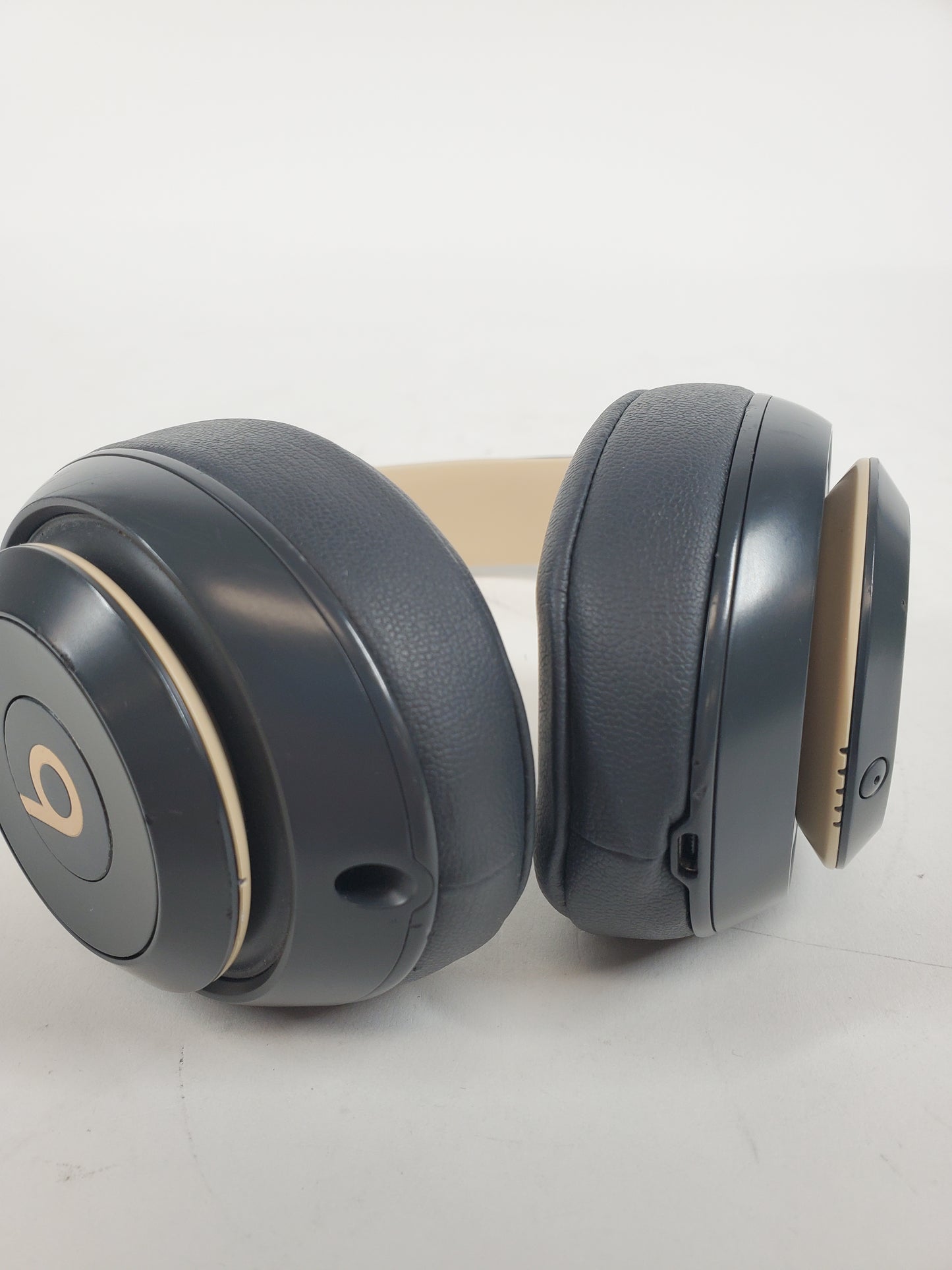 Beats Studio3 Wireless Over-Ear Bluetooth Headphones Black Gold A1941