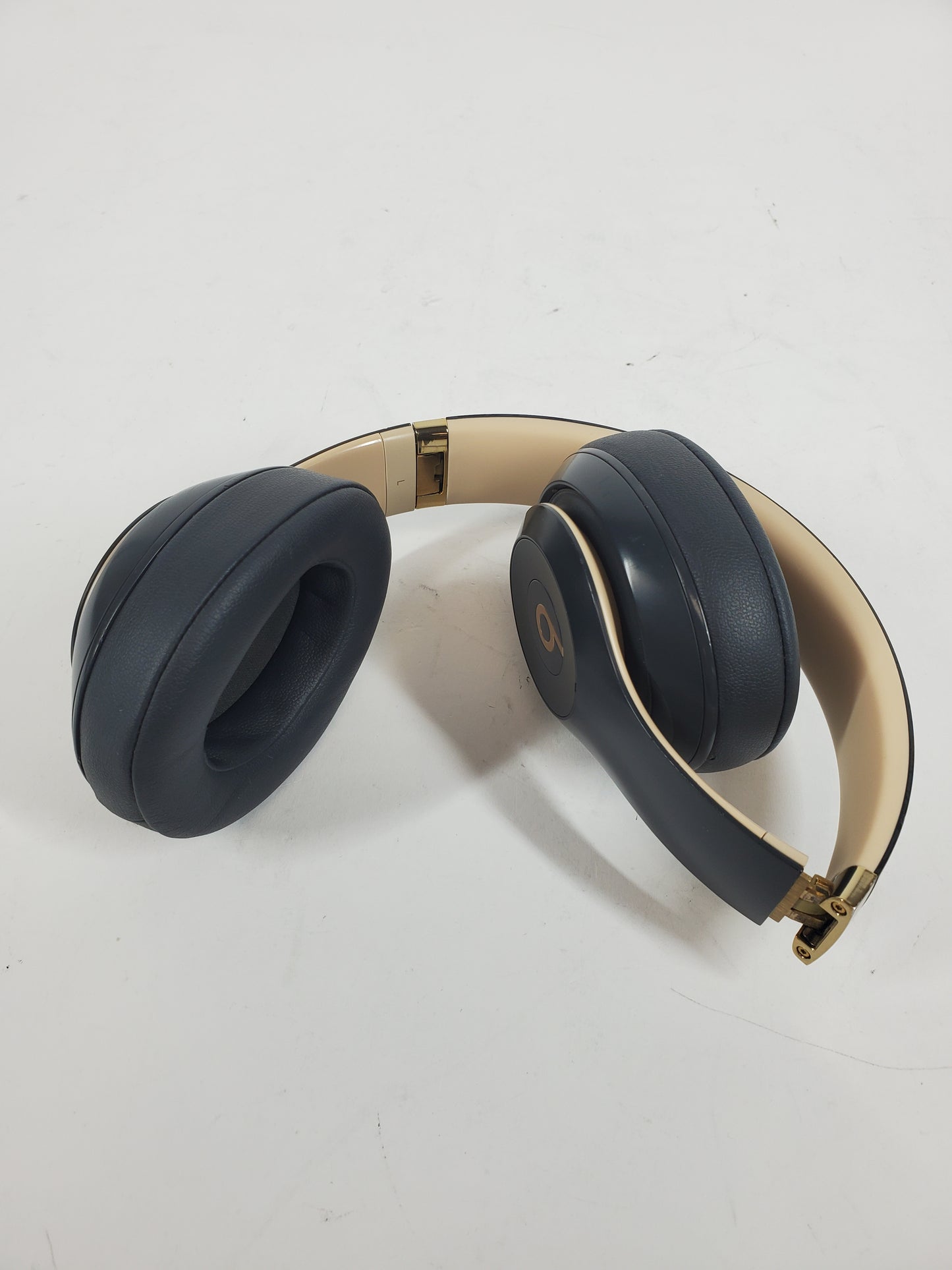 Beats Studio3 Wireless Over-Ear Bluetooth Headphones Black Gold A1941