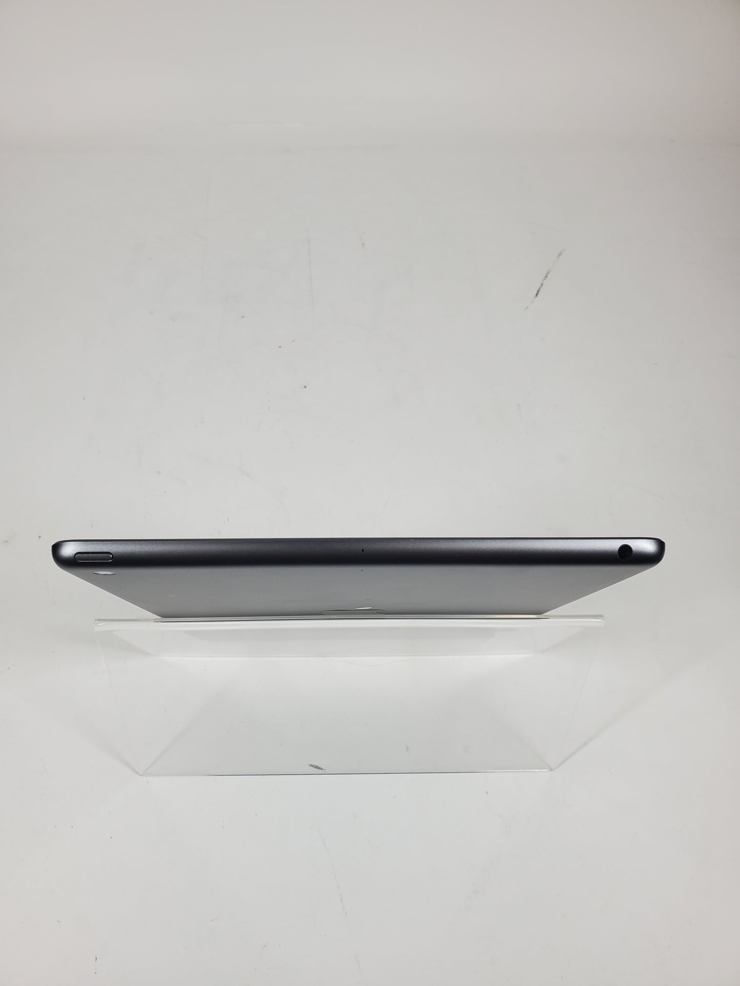 WiFi Only Apple iPad 9th Gen 64GB 17.6.1 SPACE GRAY MK2K3LL/A