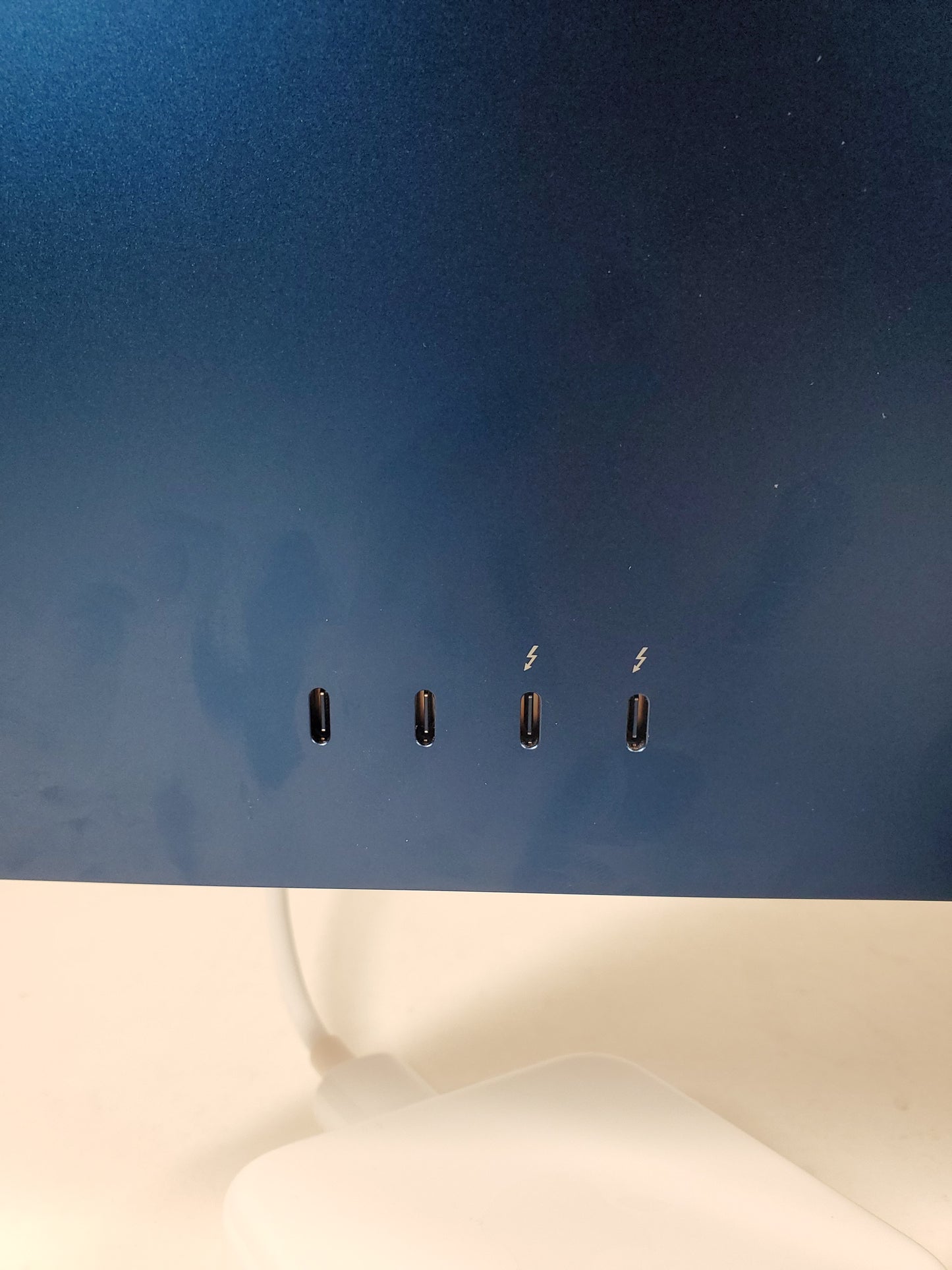 2021 Apple iMac 24" M1 3.2GHz 8GB RAM 256GB SSD Blue MGPK3LL/A