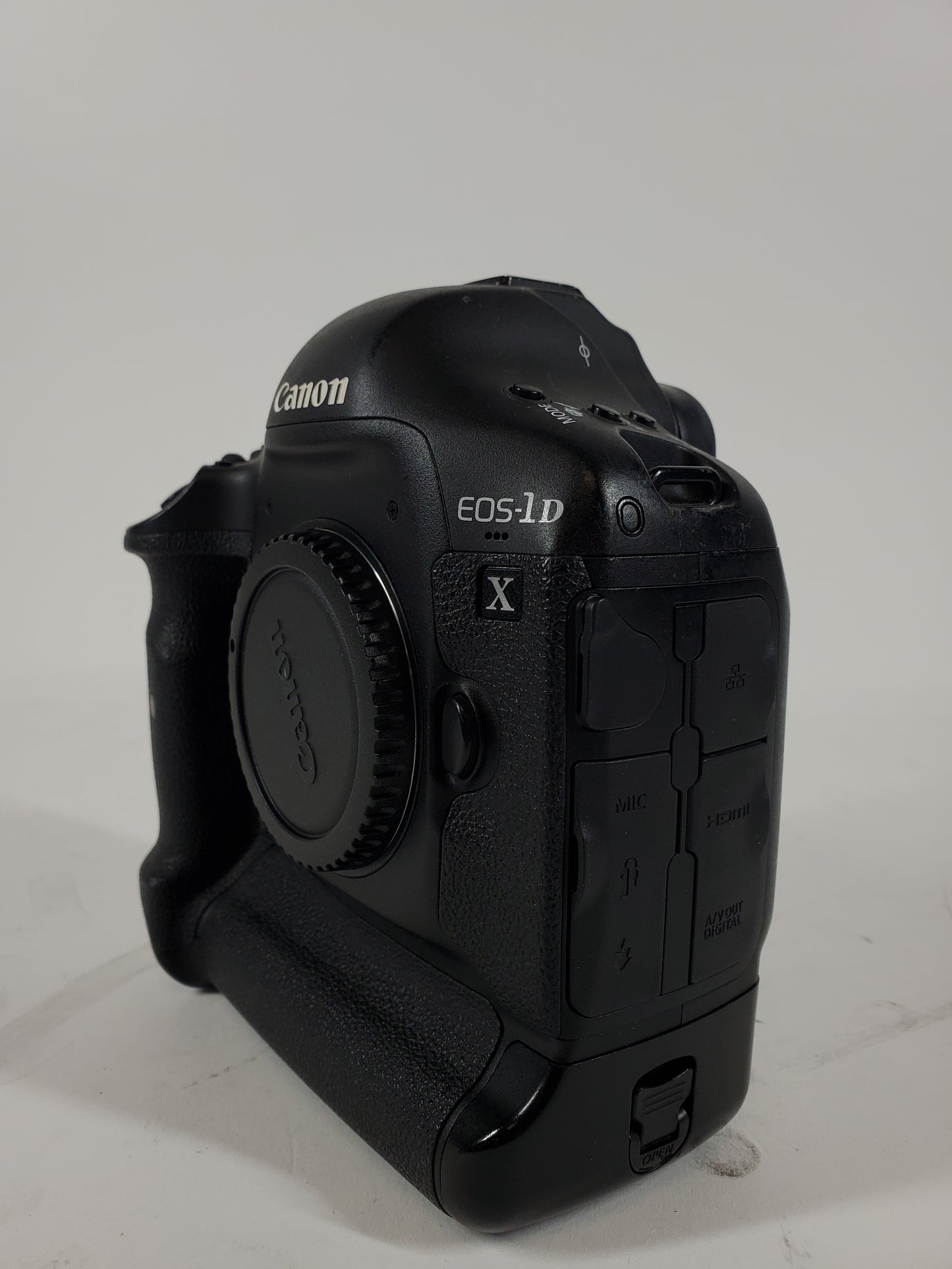 Canon EOS 1DX 18.1 Digital SLR DSLR Camera