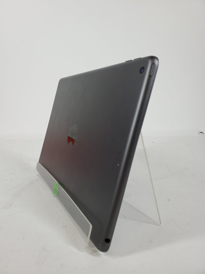 Broken WiFi Only Apple iPad 7th Gen 32GB 18.3.1 MW742LL/A CRACKED