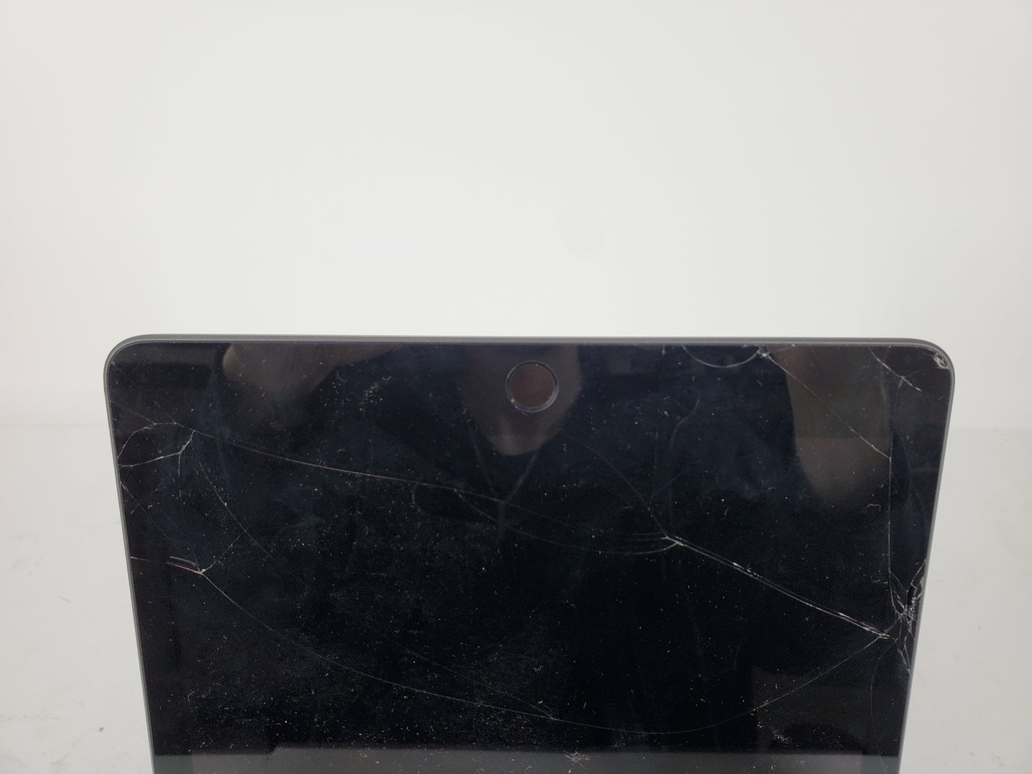 Broken WiFi Only Apple iPad 7th Gen 32GB 18.3.1 MW742LL/A CRACKED